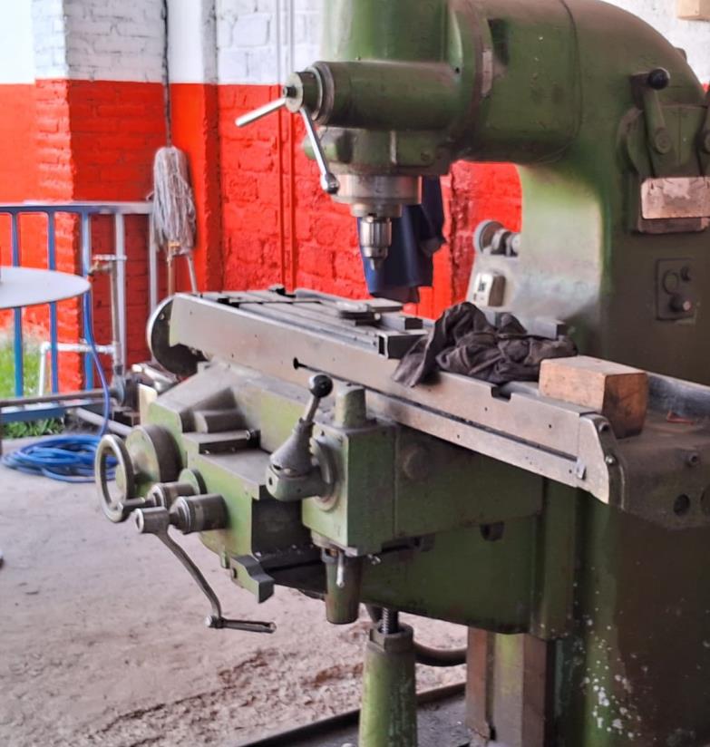 Fresadora y equipo de mecanizado en taller de fabricación industrial