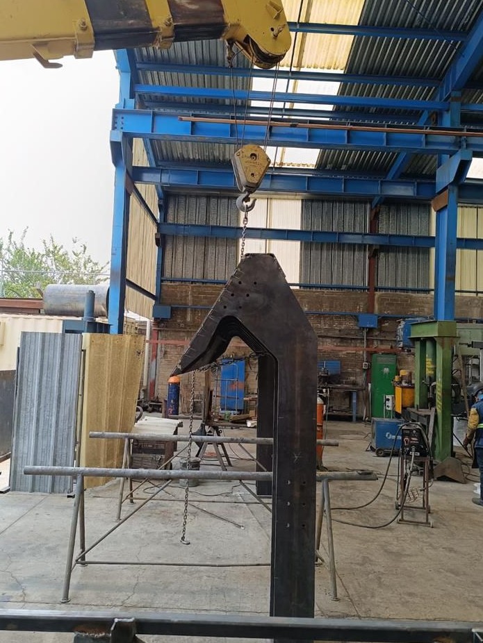 Izaje de elemento estructural metálico con grúa en planta