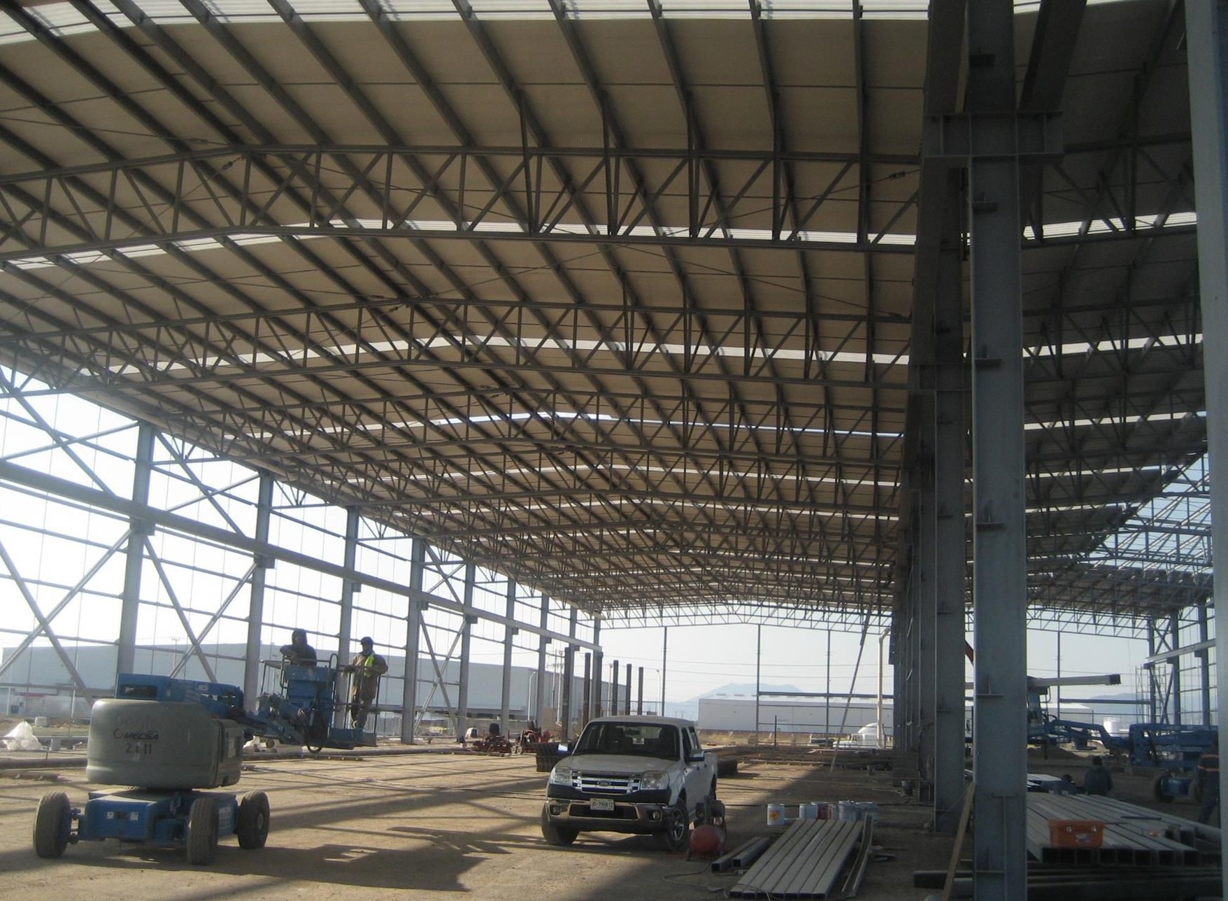 Interior de nave industrial en construcción con estructura metálica