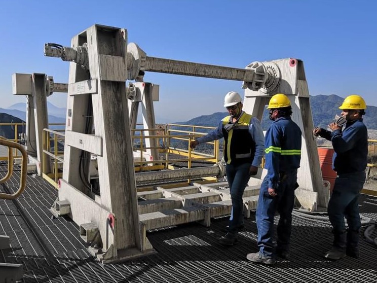 Equipo mecánico instalado en plataforma de planta minera