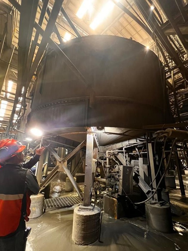 Tanque de gran capacidad en interior de planta industrial