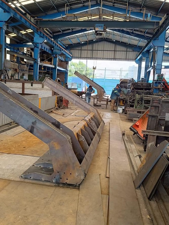 Estructura metálica fabricada en taller con soldadores trabajando