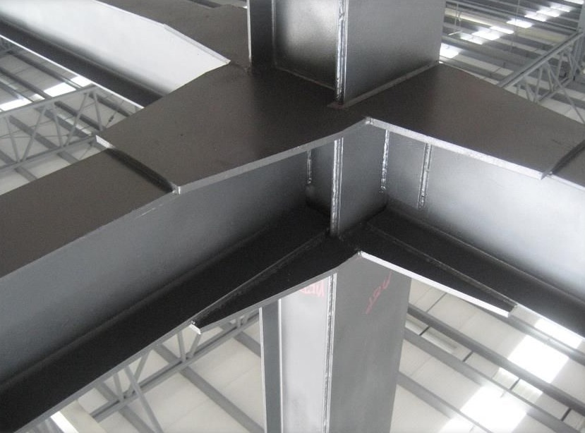 Unión de vigas y columnas de acero estructural soldadas en una nave industrial