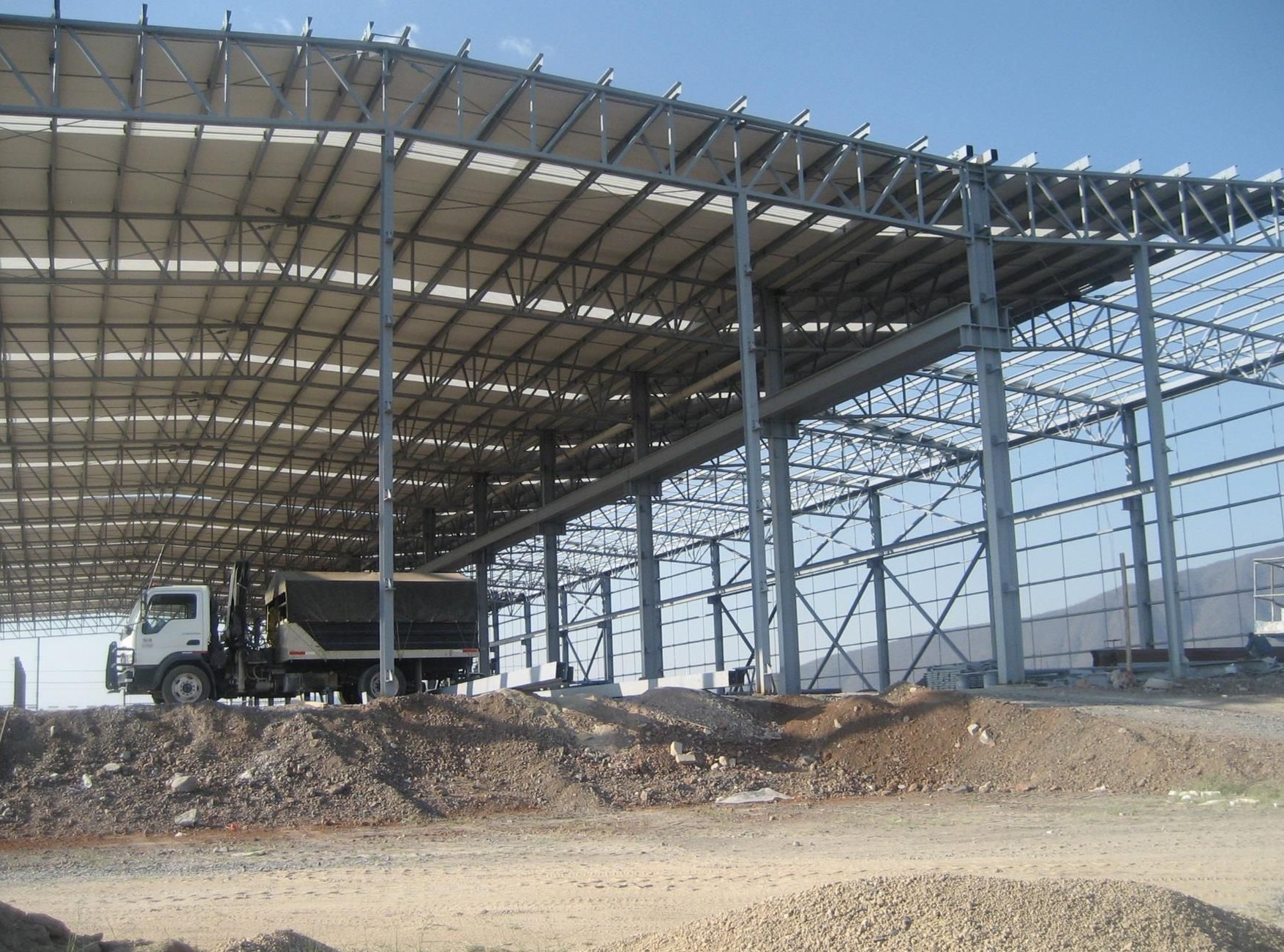 Estructura metálica de nave industrial en proceso de montaje