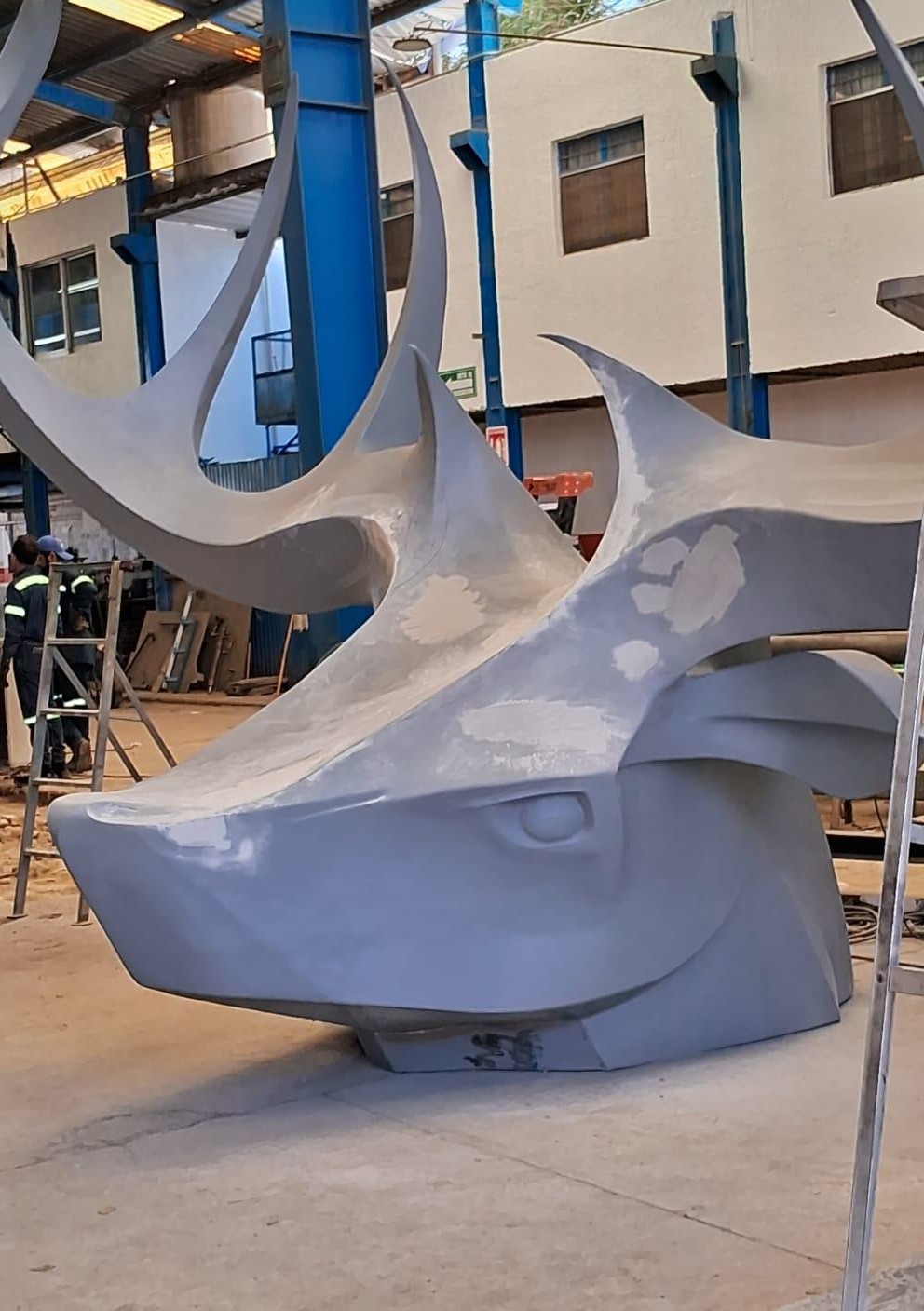 Escultura metálica de gran formato en proceso de fabricación