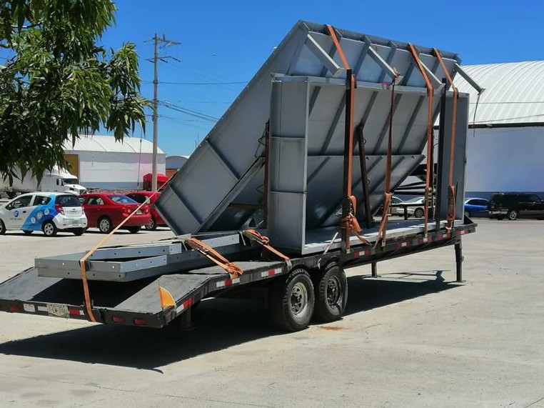 Tolva metálica fabricada y cargada para transporte