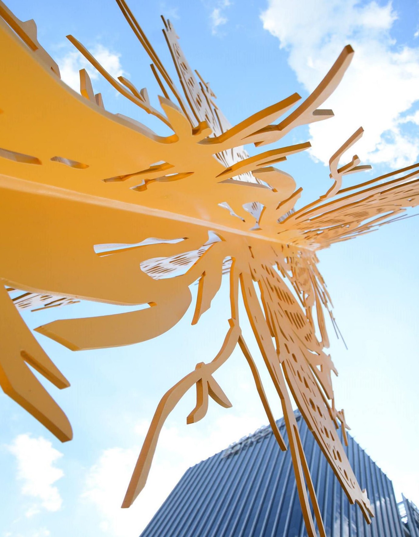Escultura metálica perforada de diseño arquitectónico