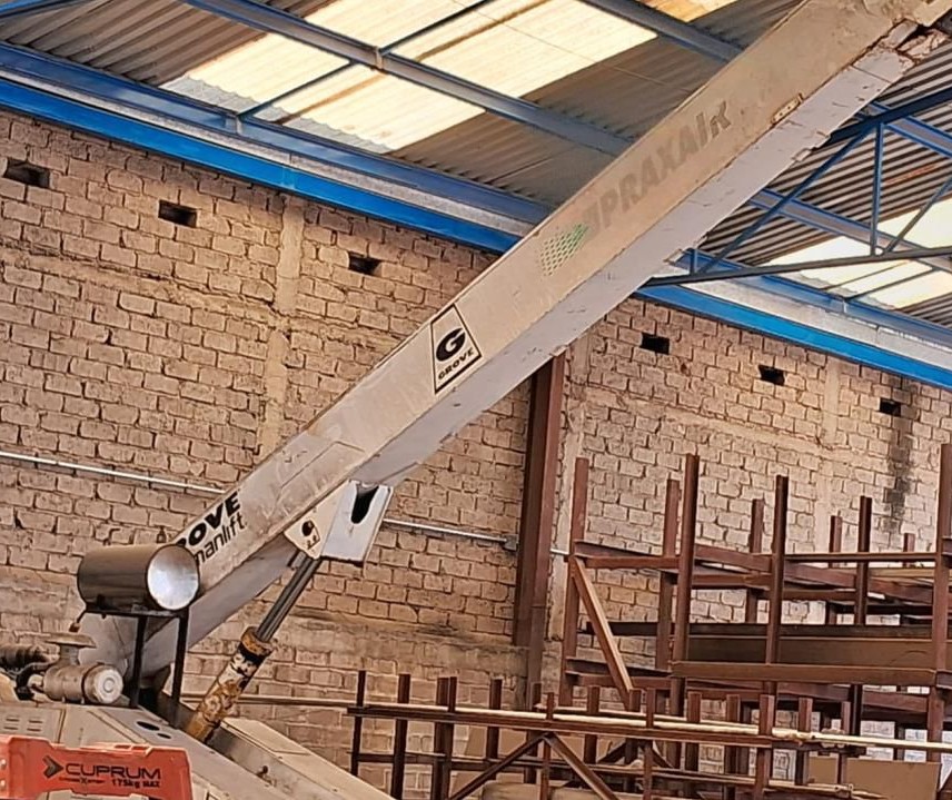 Viga estructural en proceso de armado con grúa en taller